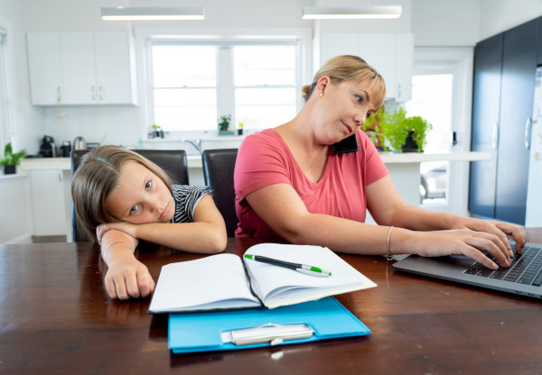 3 výhody, ktoré by mali pracujúci rodičia požadovať od zamestnávateľov